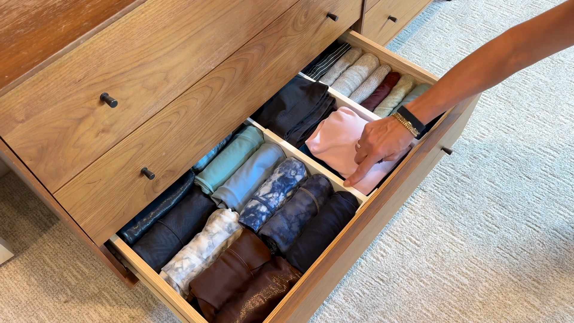 Kleiderschrank organisieren Tipps