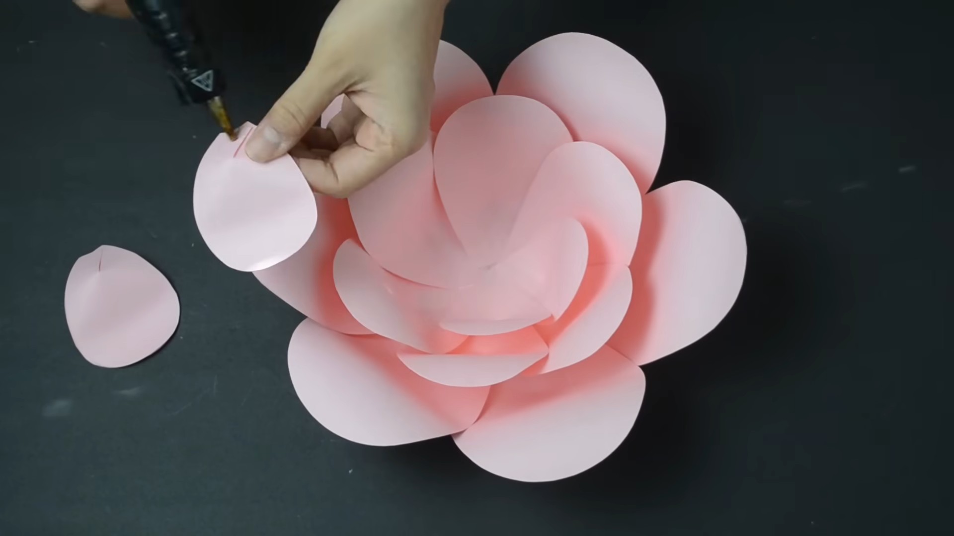 Papierblumen Wanddeko selber machen