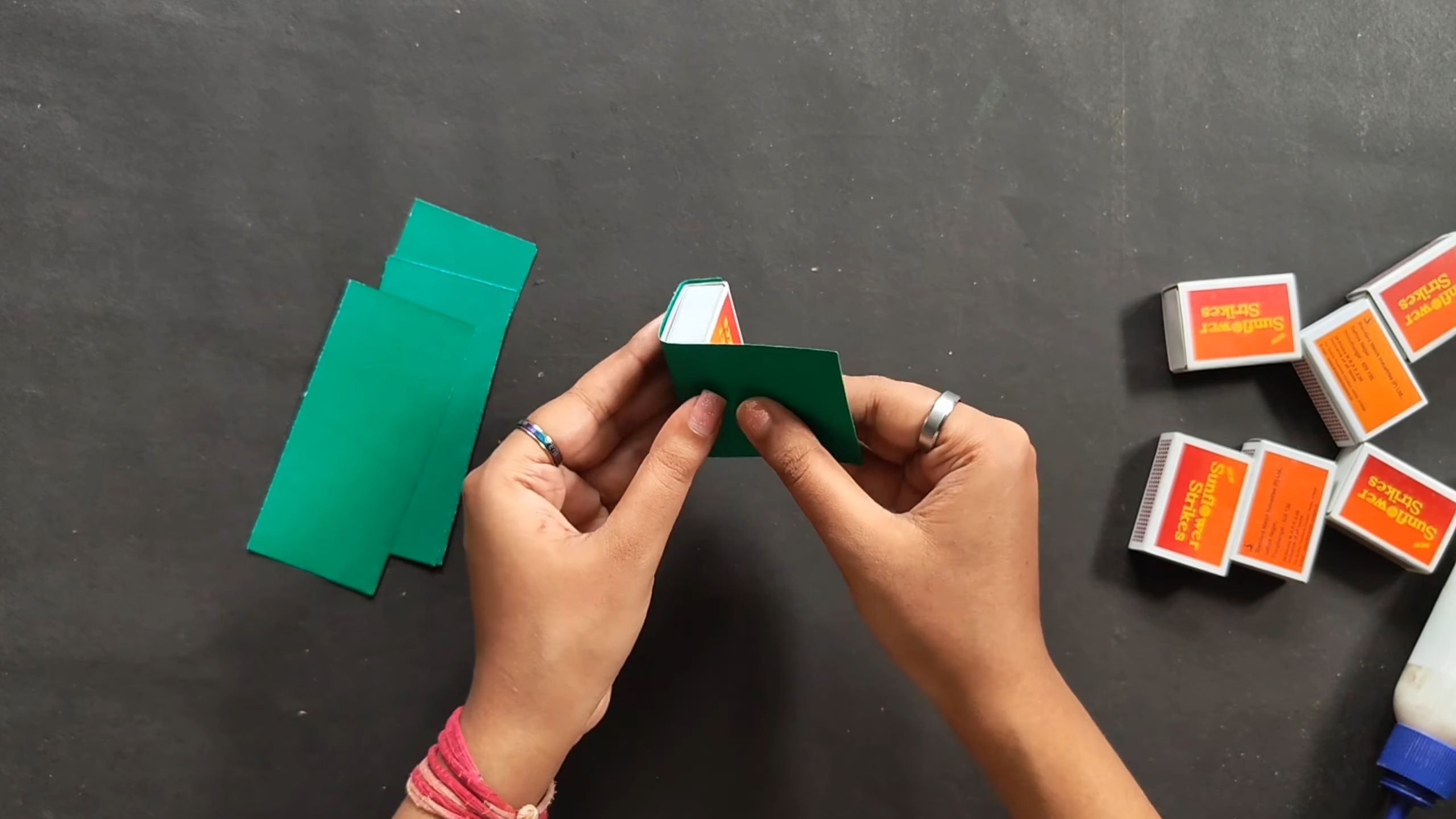 Kreative Wandkunst aus Karton basteln